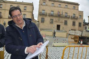 El PP critica la colocación de adoquines irregulares que dificultan el tránsito peatonal