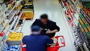 Investigado un hombre que hurtó 111 botellas de supermercado