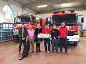 Donación de los bomberos voluntarios a la AECC