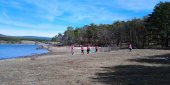 Los voluntarios limpian de basura el perímetro de la Cuerda del Pozo