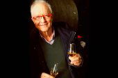 José Peñín marida el vino con el torrezno de Soria José Peñín marida el vino con el torrezno de Soria