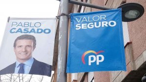 El PP retira las banderolas mal colocadas