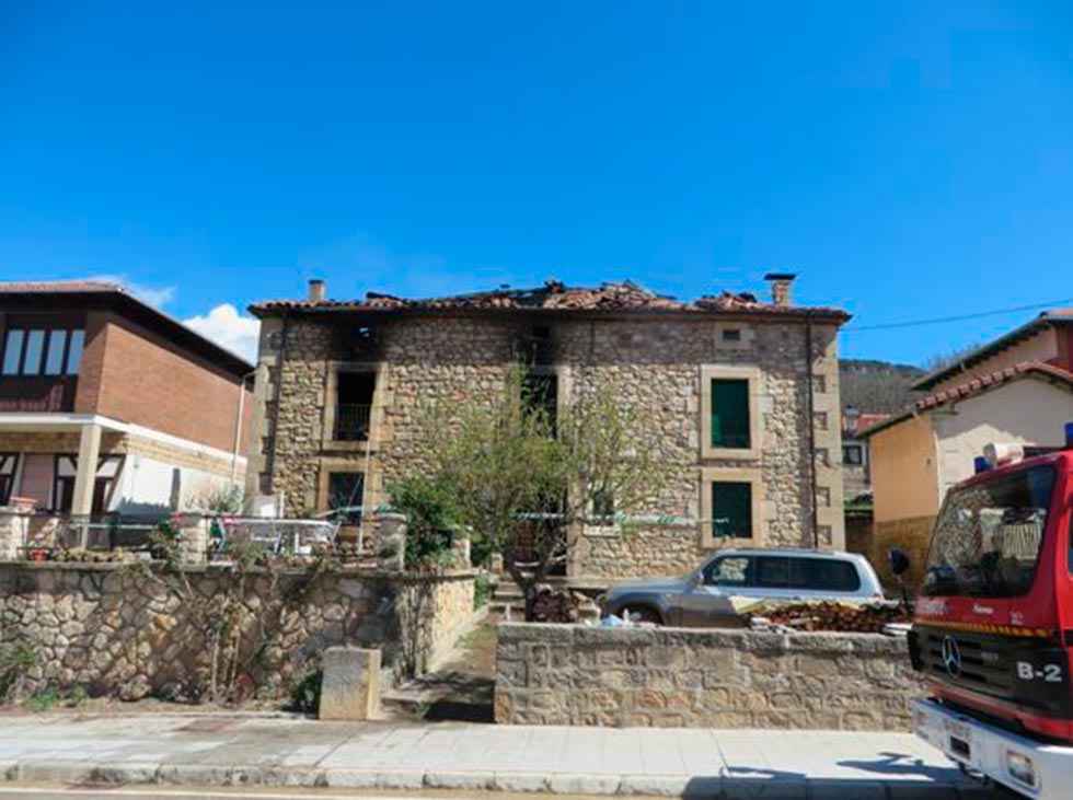 Graves daños en dos viviendas de Salduero por un incendio Graves daños en dos viviendas de Salduero por un incendio