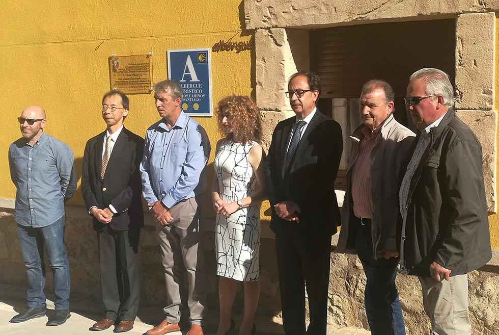 El ministro japonés inaugura un albergue municipal en Gormaz