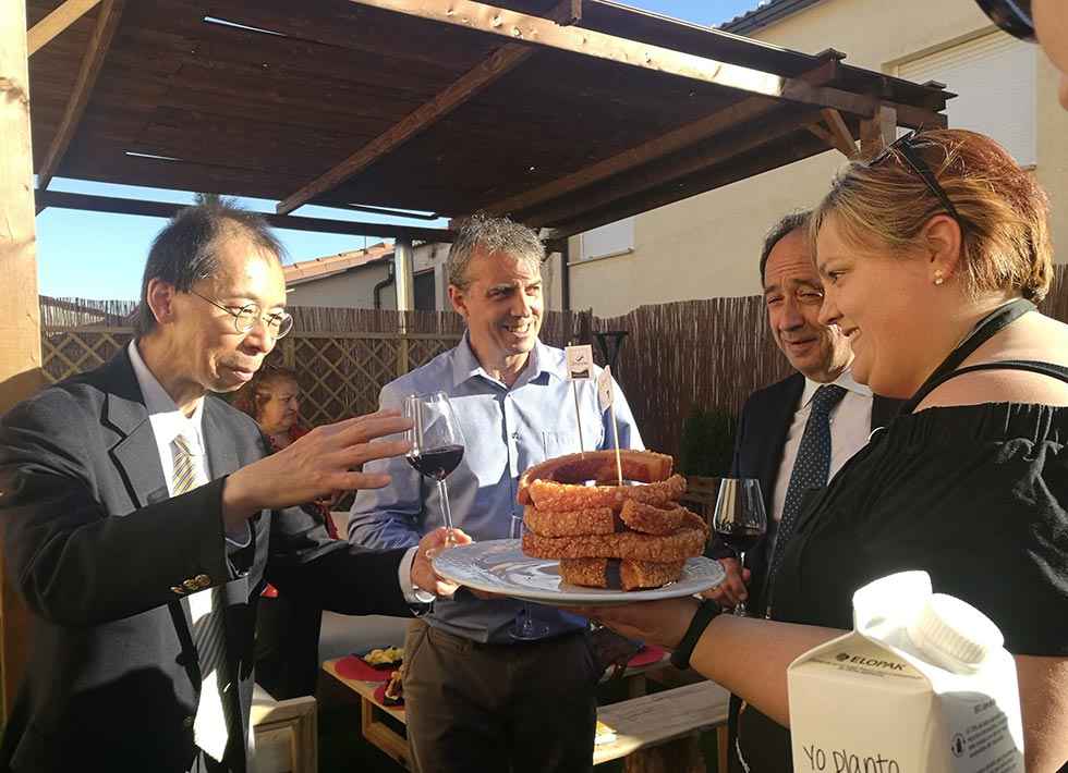 El ministro japonés inaugura un albergue municipal en Gormaz