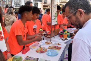 Cinco cooperativas de escolares venden sus productos en mercadillo