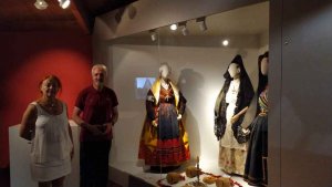 La conservadora del Museo del Traje del Ministerio de Cultura visita Morón de Almazán