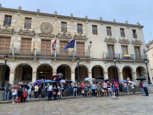 Minuto de silencio por la mujer asesinada en Salas de los Infantes