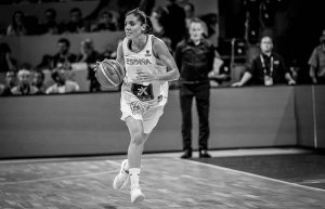 Borobia homenajea a la baloncestista Cristina Ouviña