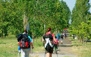 Celebración de la festividad de Santiago con doce kilómetros de caminata