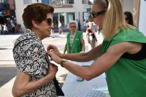 Cuestación de la AECC para recaudar fondos para investigar sobre el cáncer