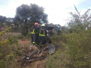 Los bomberos excarcelan a un conductor de vehículo volcado