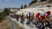 Regulación de tráfico para etapa ciclista en San Esteban de Gormaz