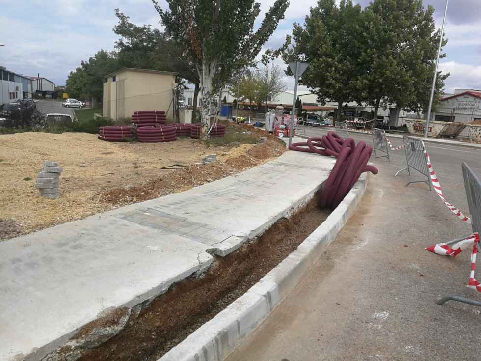 Las nuevas aceras del polígono Las Casas se vuelven a levantar para meter fibra Las nuevas aceras del polígono Las Casas se vuelven a levantar para meter fibra