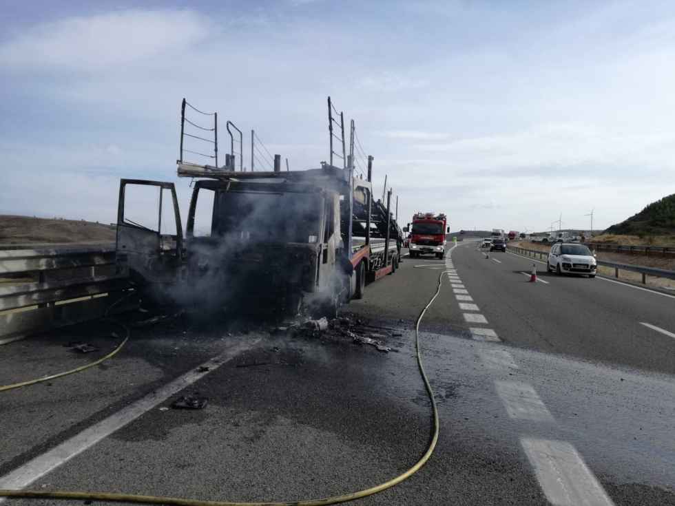 Incendiado en Medinaceli un camión que transportaba vehículos Incendiado en Medinaceli un camión que transportaba vehículos