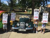 Los coches clásicos llevan medicinas a Villar del Río