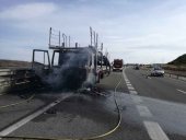 Incendiado en Medinaceli un camión que transportaba vehículos