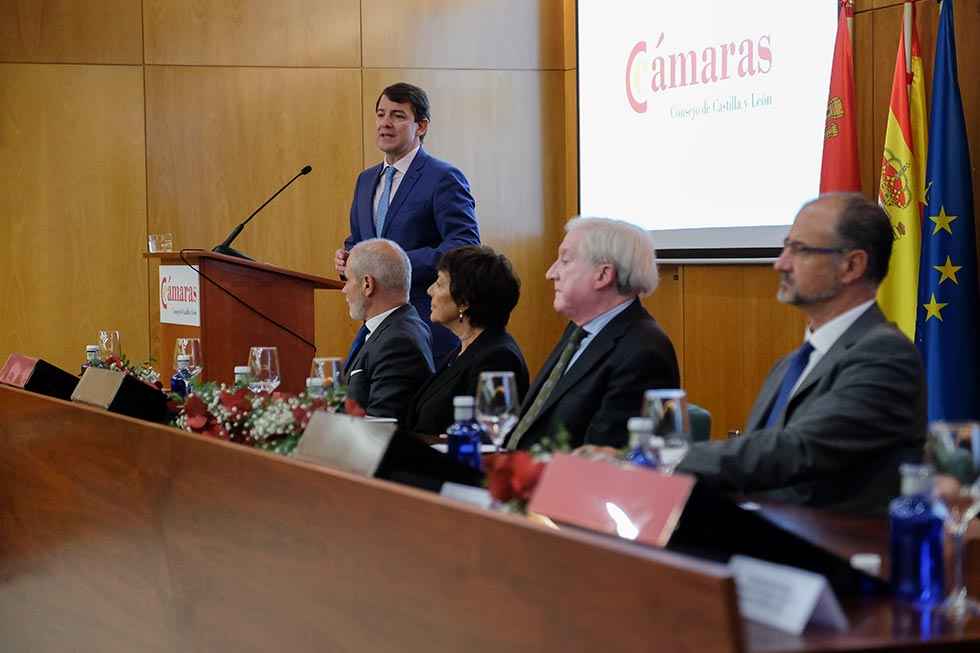 Mañueco garantiza el apoyo al Consejo de Cámaras de Comercio