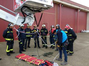 Curso intensivo de los bomberos sobre trabajos en altura Curso intensivo de los bomberos sobre trabajos en altura
