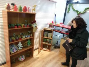 Asovica Fadess abre su tienda de artículos navideños
