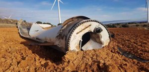 La fuerza del viento derriba pala de aerogenerador en Alentisque