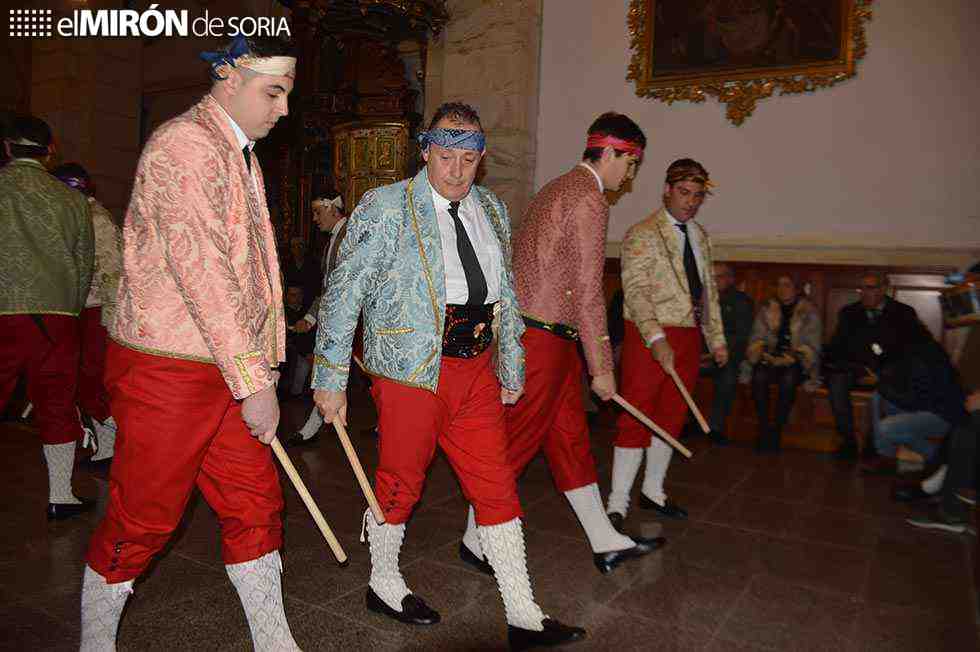 Casarejos se emociona con sus danzas del paloteo