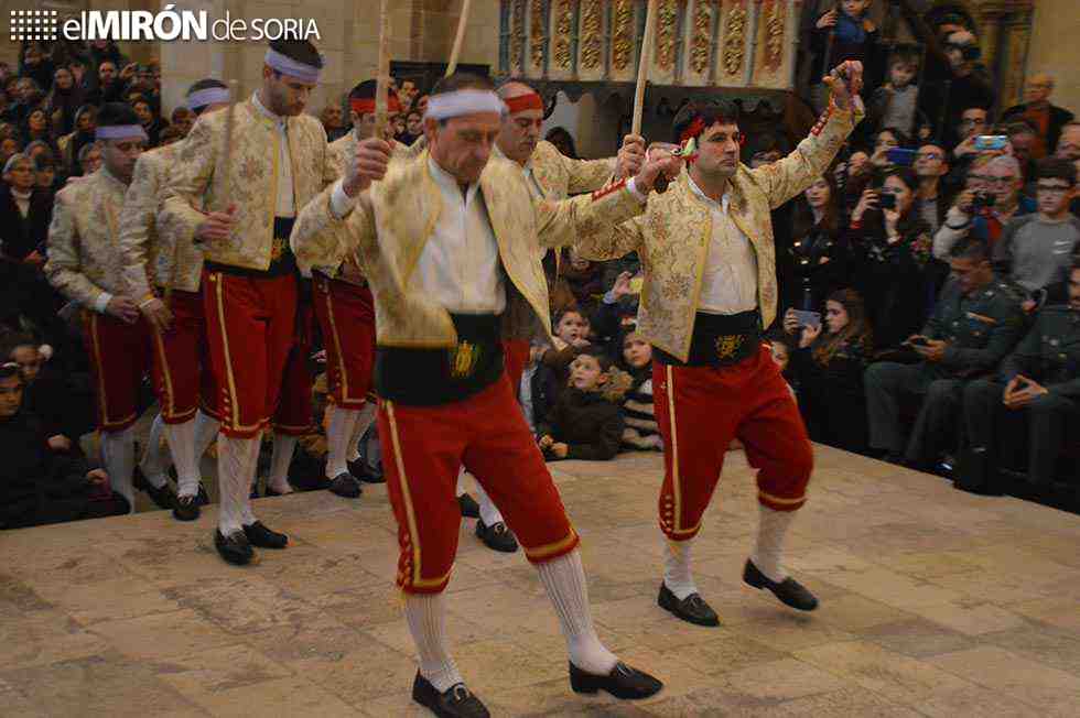 Las danzas del paloteo unen a San Leonardo