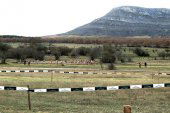 Se llevan las estacas para señalizar circuito de cross Se llevan las estacas para señalizar circuito de cross