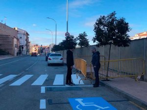 Almazán repinta los distintivos viales de las calles