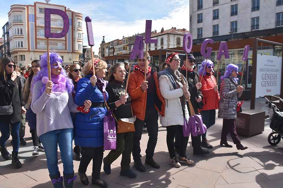 Un millar de personas reclama igualdad para la mujer
