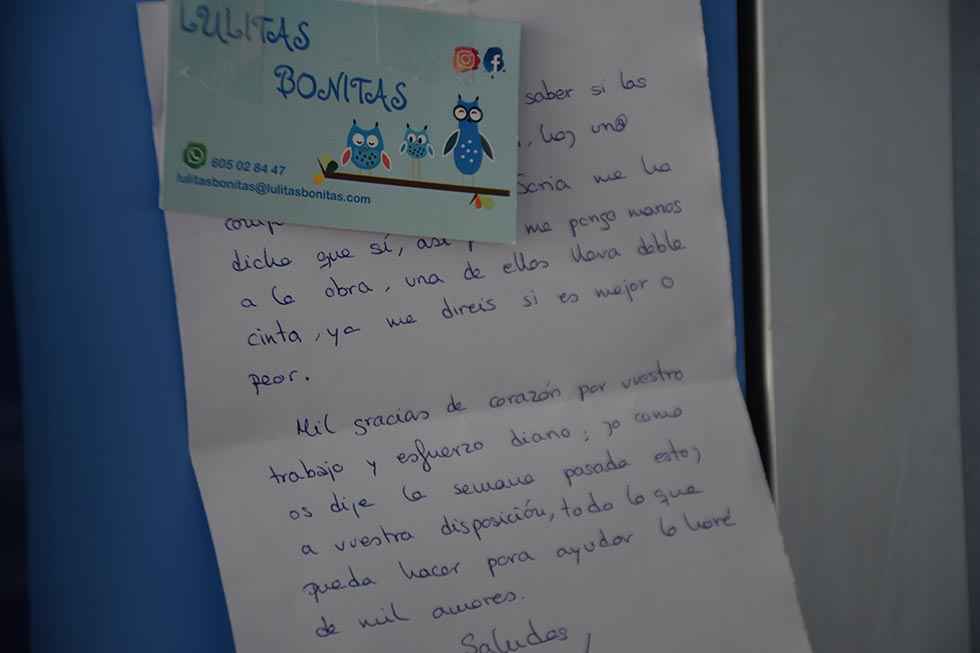 Batas confeccionadas con bolsas de basura para celadores Batas confeccionadas con bolsas de basura para celadores
