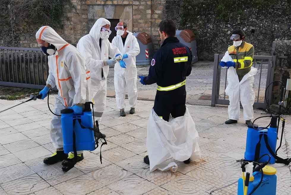 Los bomberos centran la desinfección en residencias Los bomberos centran la desinfección en residencias