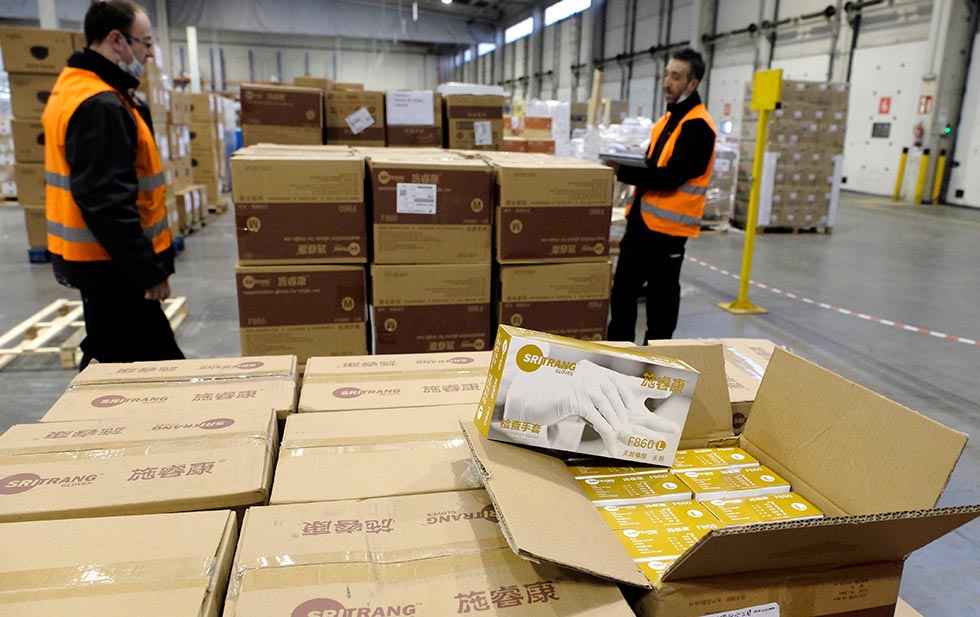 Mañueco anuncia la llegada de material de protección sanitaria Mañueco anuncia la llegada de material de protección sanitaria