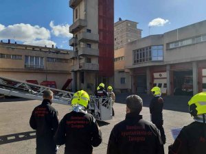 Los bomberos asisten en Zaragoza a curso de autoescalas