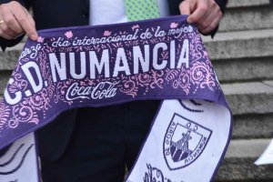 Un saque de honor especial en el Numancia-Racing