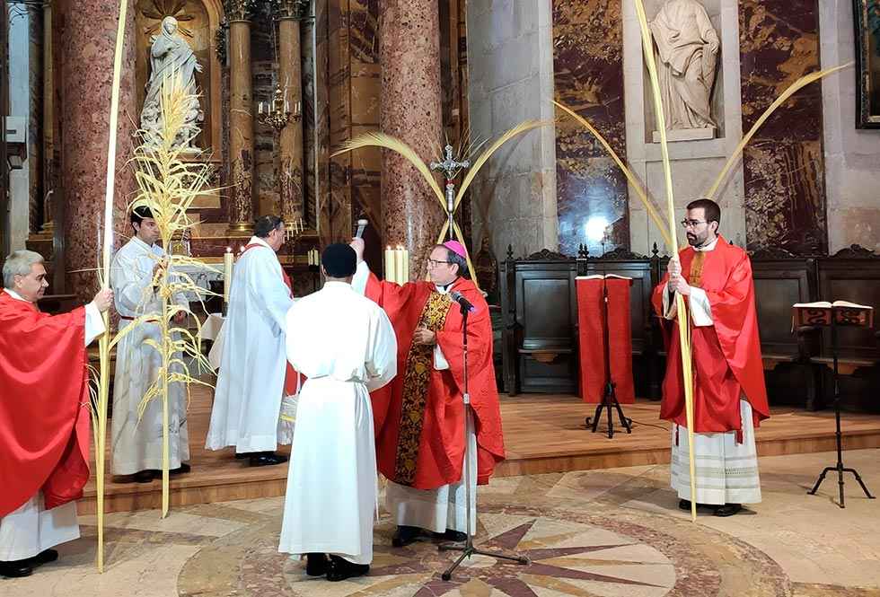 El obispo inaugura una Semana Santa "distinta"