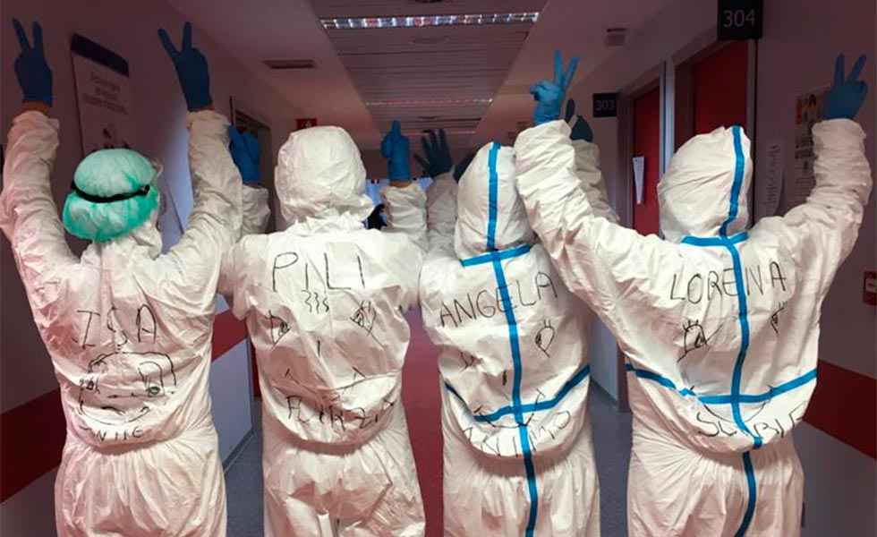 Mensajes de ánimo en los trajes de protección Mensajes de ánimo en los trajes de protección