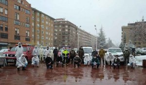 Los voluntarios del CECOPI desinfectan varios edificios