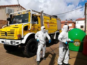 Los voluntarios continúan desinfectando espacios de uso común