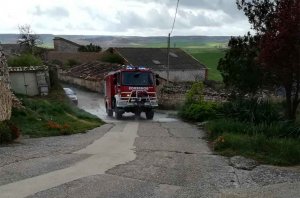 Los bomberos continúan labores de desinfección en vías y lugares públicos