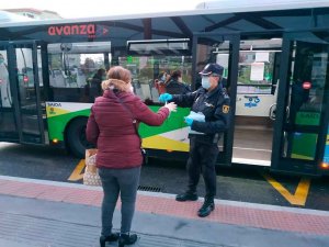 Reparto de 26.000 mascarillas en autobuses y trenes