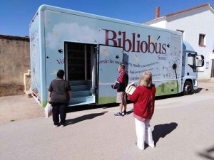 El nuevo bibliobús inicia su andadura por la provincia