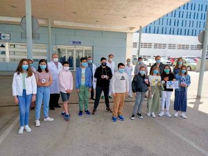 Alumnos de Escolapias donan pulsioxímetros al hospital