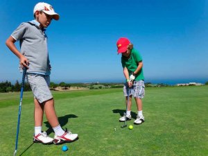 Campamentos infantiles para aprender a jugar al golf