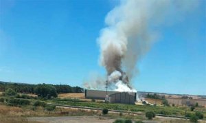 Incendio de una nave que almacenaba paja