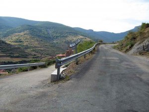 Corte de la carretera que comunica con Montenegro de Cameros