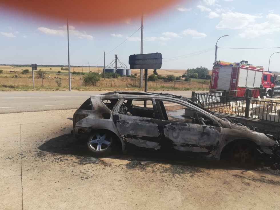 Incendiado vehículo en Barahona Incendiado vehículo en Barahona