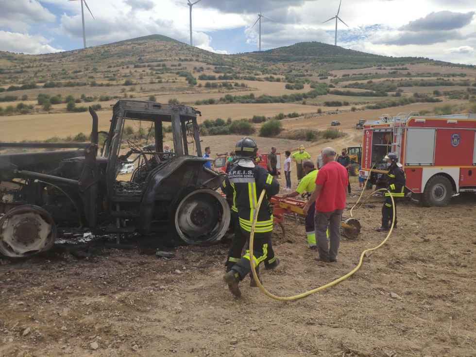 Tractor calcinado en Añavieja