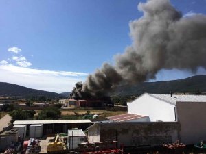 Incendio en taller de poliester, en Olvega