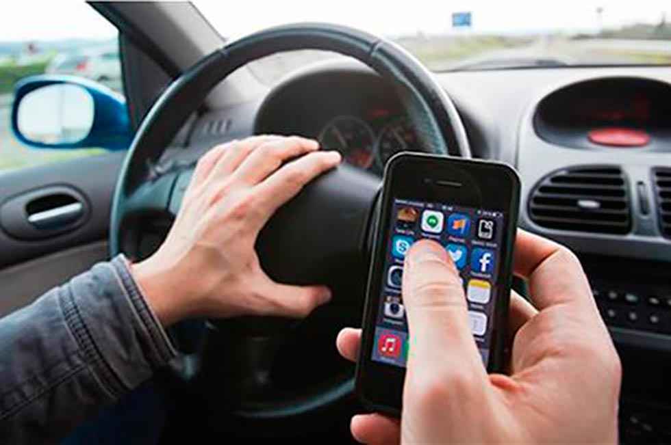 El móvil acapara las denuncias por distracción al volante